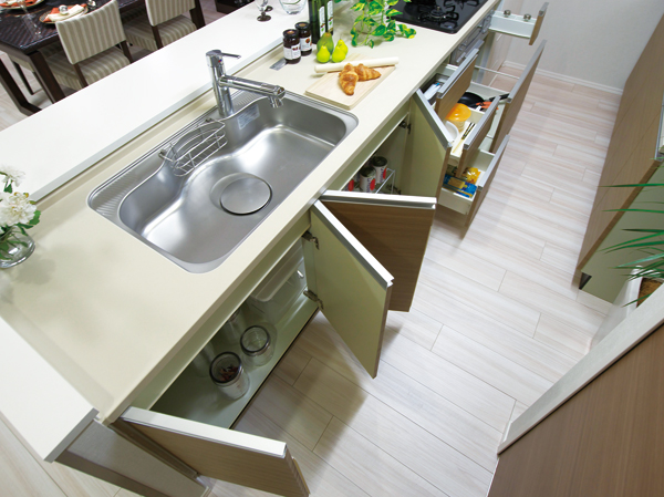 Kitchen.  [Kitchen storage] Offers a large pot Ya bulky Okeru closed and tableware housed in under the sink.
