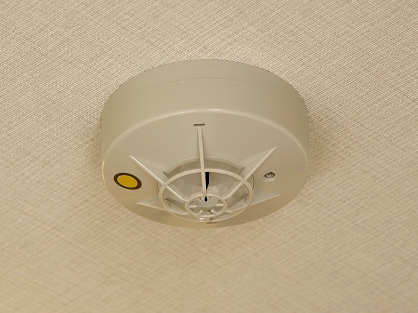 earthquake ・ Disaster-prevention measures.  [Heat detector] Heat detector is, And the differential expression that the temperature of the room is perceived to produce a difference of more than a certain, Around the fire detector has selectively using two types of constant temperature type sensing to reach constant temperature. Both, It sounded an alarm to catch the abnormal, Automatically reported to the call center from the security company via the control room. (Same specifications)