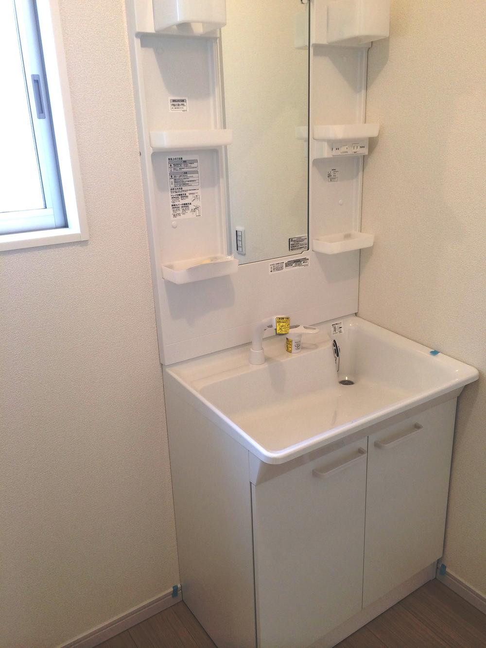 Wash basin, toilet.  [1 Building] Easy-to-use vanity. (November 2013) Shooting
