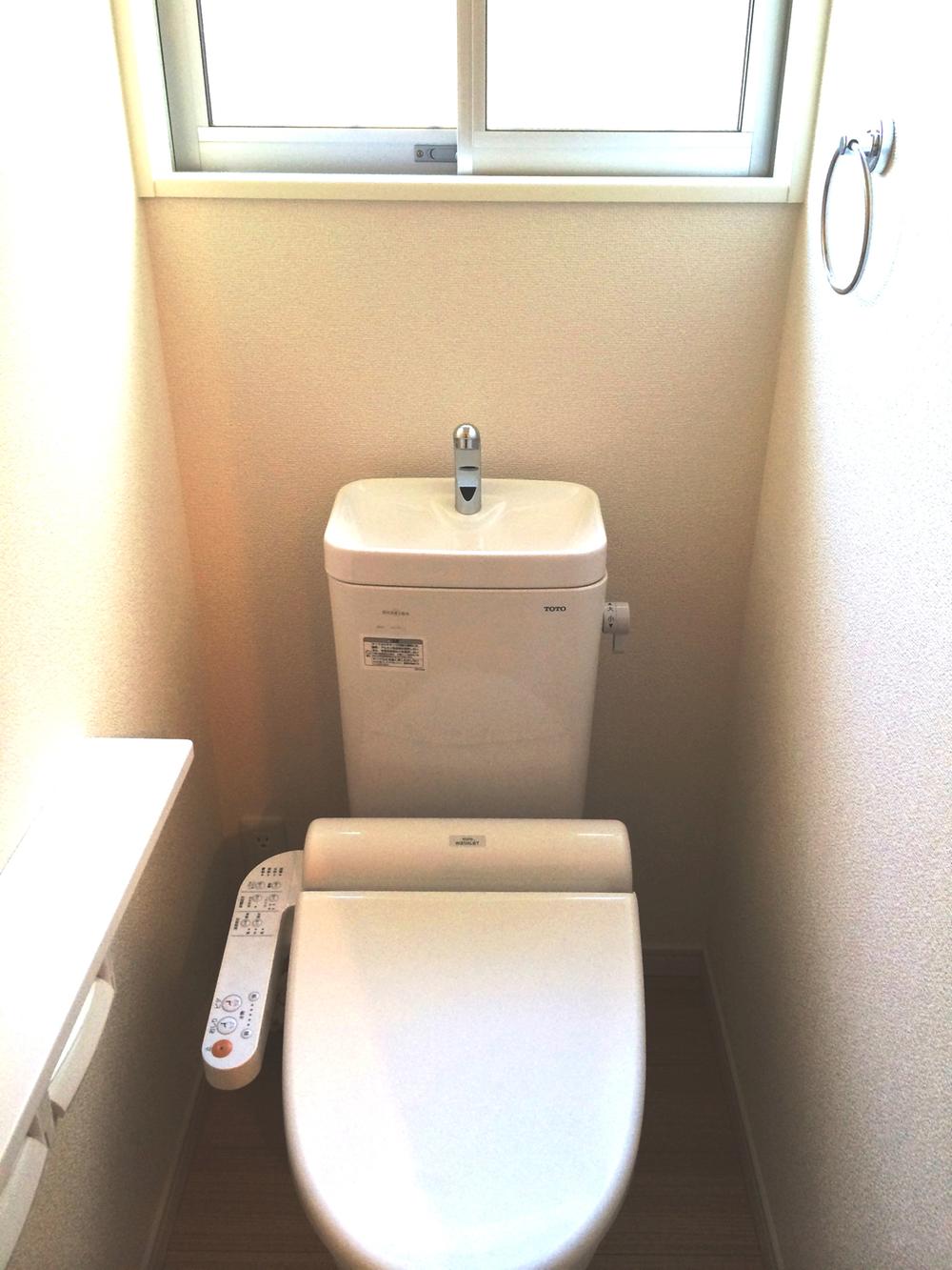Toilet.  [1 Building] Equipped with a water-saving toilet. (November 2013) Shooting