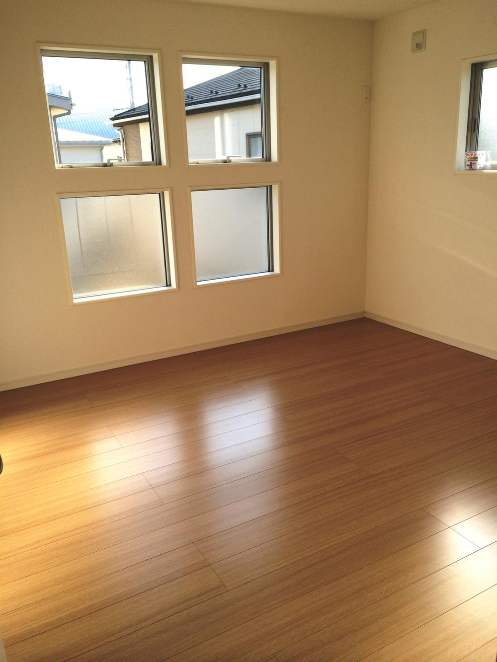 Non-living room.  [1 Building] It shines bright sunlight from the fashionable windows look. (November 2013) Shooting