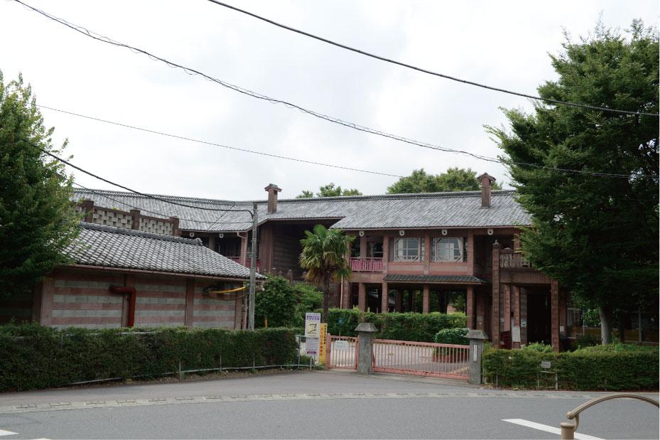 Primary school. Kasahara until elementary school 460m, 1981 April 1, the installation opened. Design a gable type tile-roofing of the two-story rural house from old to Miyashiro Town, as a specific motif. 