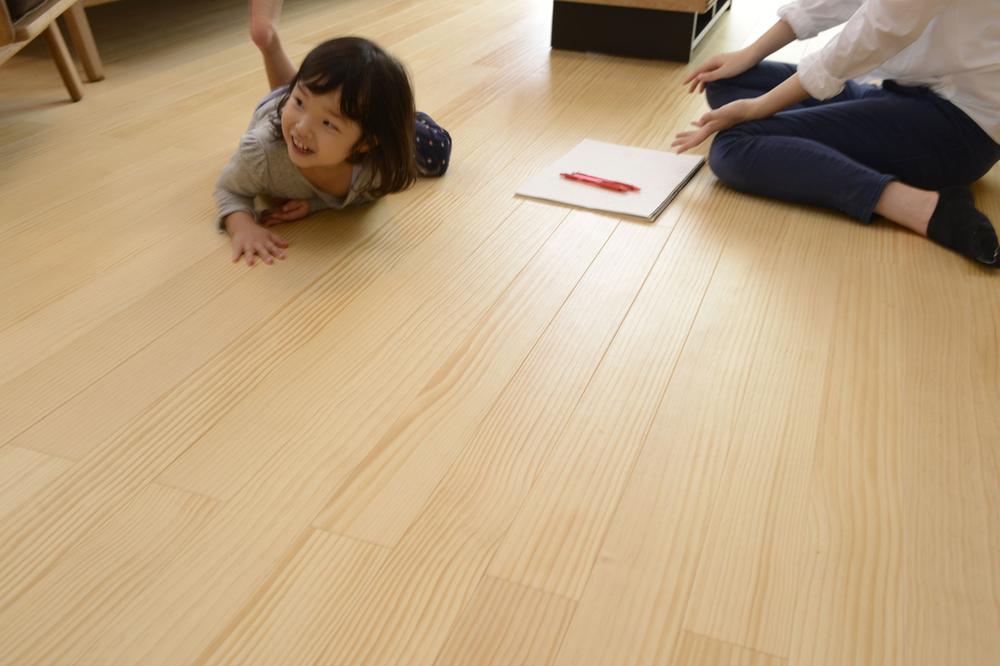 Living. Solid floor ~ From the life of the chair center Gororito to Nekoroberu living, We propose a new how to spend the family. 