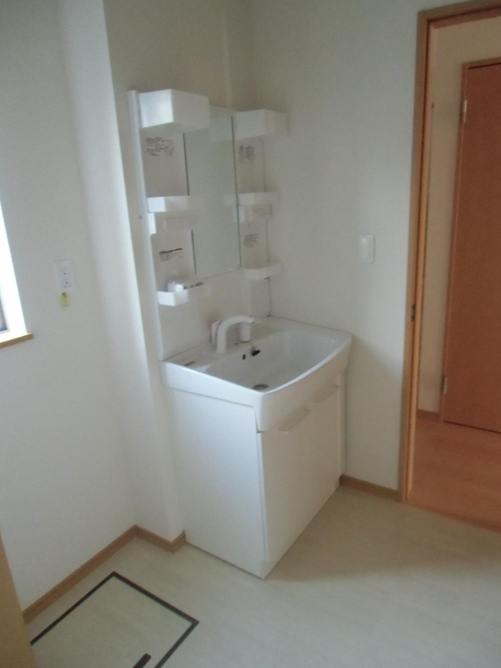 Wash basin, toilet. Example of construction. 