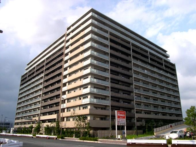 Local appearance photo. Is on the south side adjacent land there is Holmes Shimachu Co., Ltd. (hardware store), There is a Family Mart is on the west side road facing.