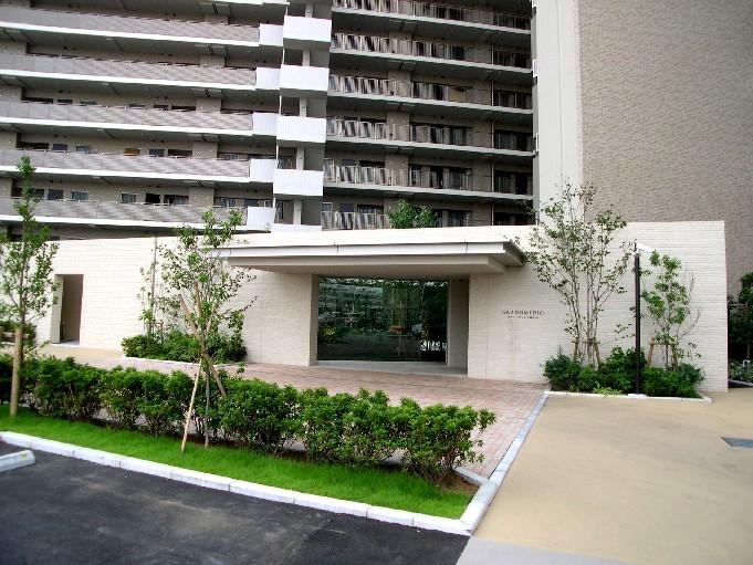 Entrance. Parking side entrance