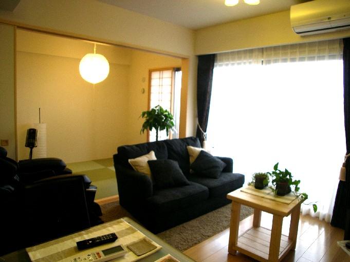 Living. Tatami of Japanese-style has been changed to the Ryukyu tatami at the time of sale. It is currently installed, Air conditioning ・ curtain ・ Lighting comes with the service.