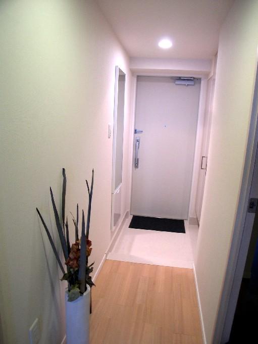 Entrance. Installing a full-length mirror with a stool in the entrance.