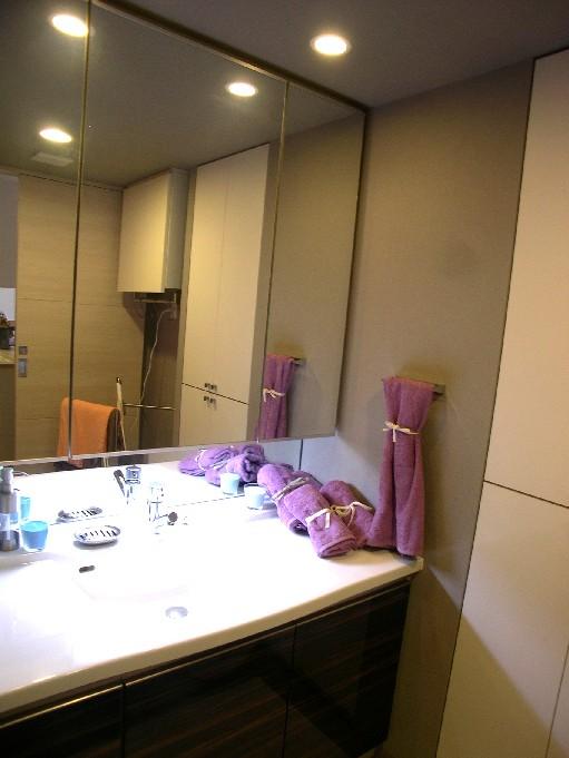 Wash basin, toilet. It has become a three-sided mirror glad to wife.