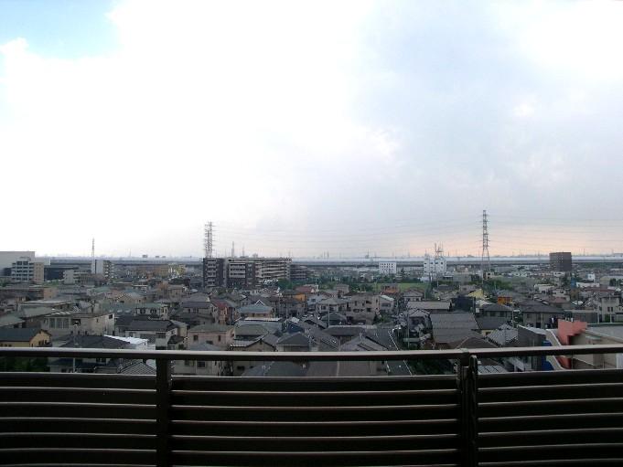 View photos from the dwelling unit. It foresees far no tall buildings in front.