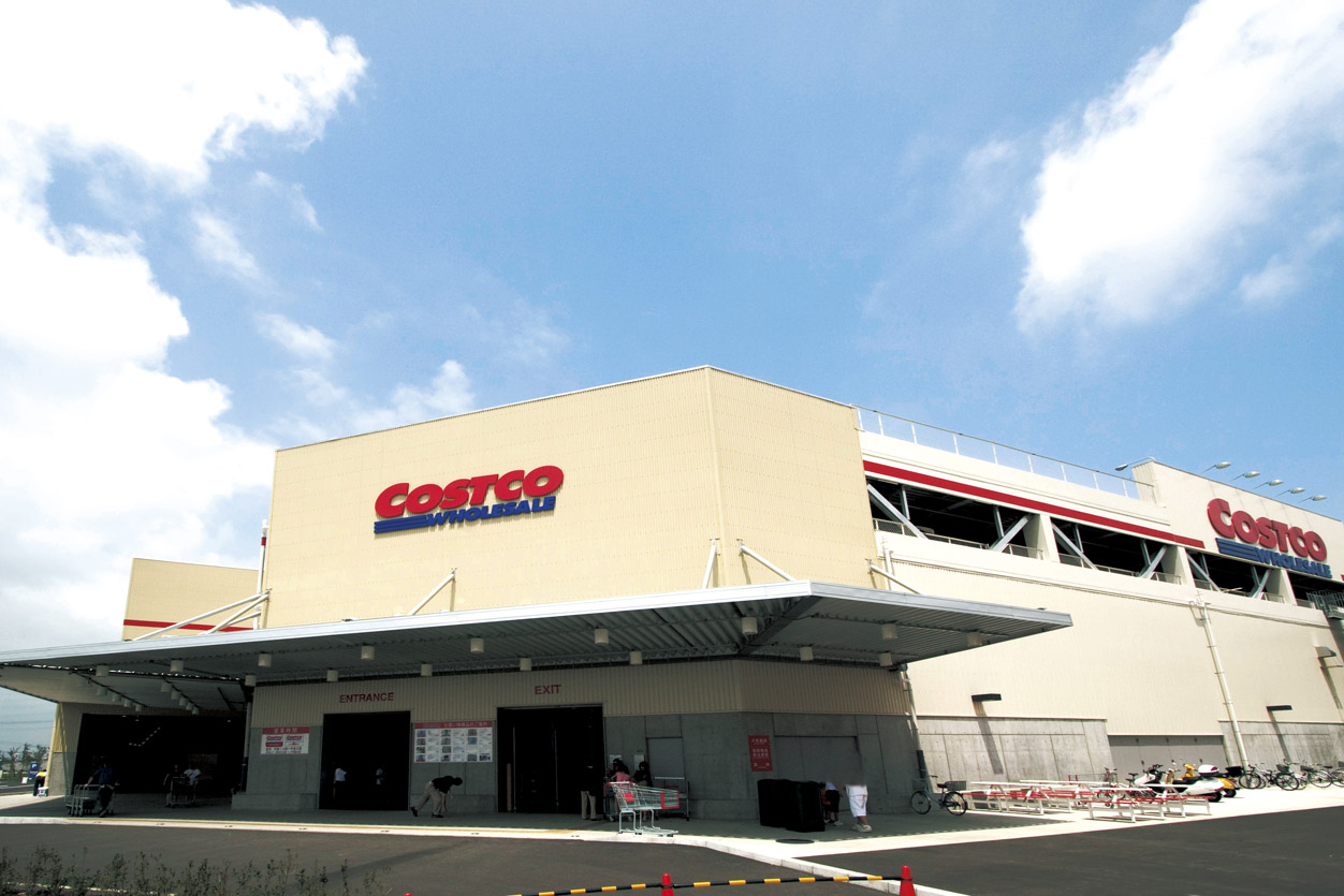 Shopping centre. Costco Wholesale Shinmisato Costco 1360m of large-scale warehouse-type store to warehouse shop. Number of articles and the amount of the surprisingly, Enjoy just look. Convenient for bulk buying and adults the number of party, etc., Fun to share the things that I bought with my friends. 