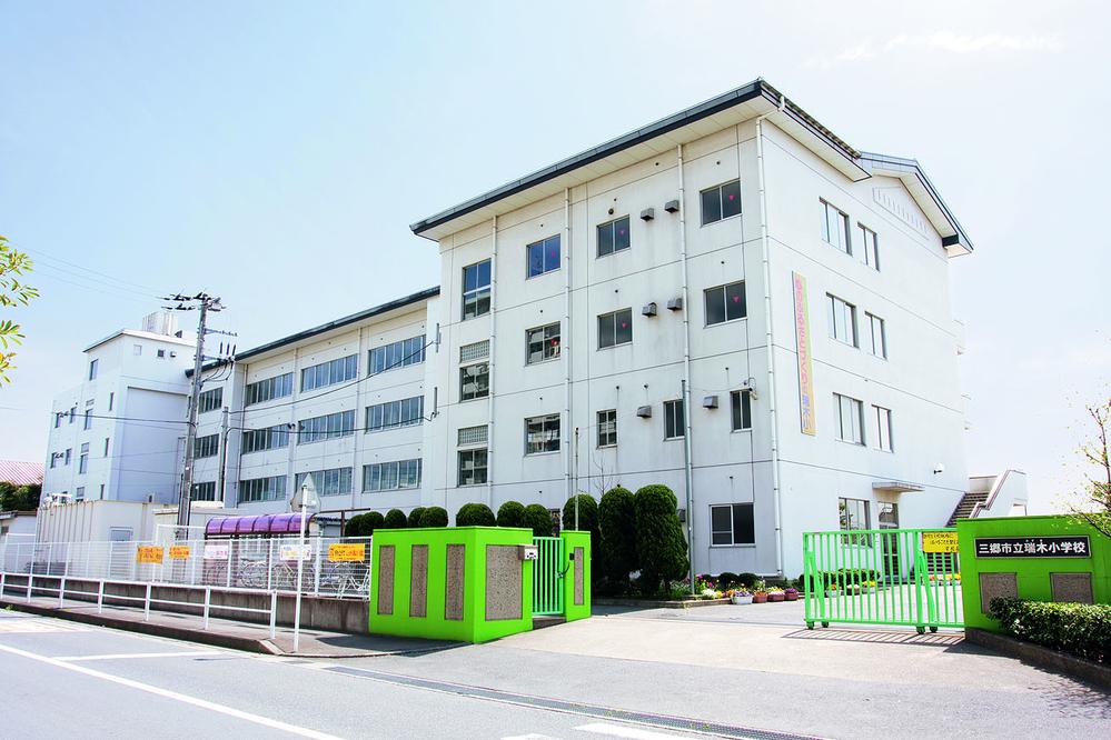 Primary school. Municipal Mizuki 850m local peripheral to elementary school, Convenient large-scale commercial facilities to colorfully trimmed favorable environment from education facilities attend in walking distance. It can be said that the livable location. 