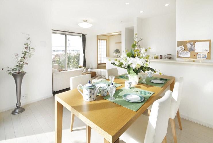 Living. 200 because sq m large site of more than relaxing what come true Bitei. Family gather living ・ Installing the floor heating in the dining. Also likely to enjoy a reunion forgot to over time (sale Models House)