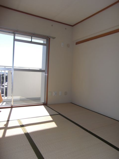 Living and room. It will calm the Japanese-style room.