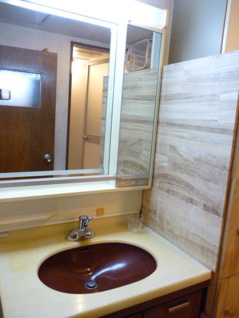 Wash basin, toilet. Local (12 May 2013) Shooting