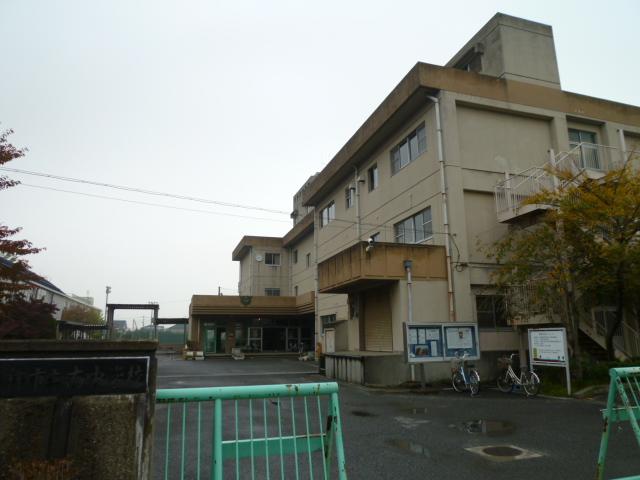 Primary school. Misato Municipal Takano to elementary school 714m