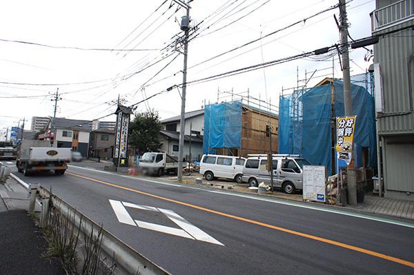 Local photos, including front road. Overall