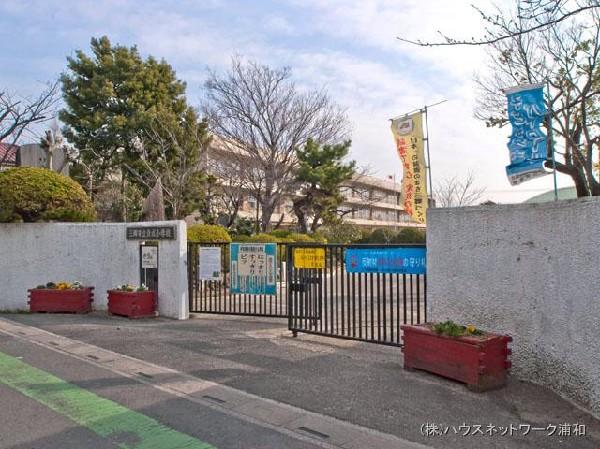 Primary school. Misato Municipal Hikonari to elementary school 870m