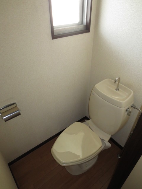 Toilet. There is a window ☆