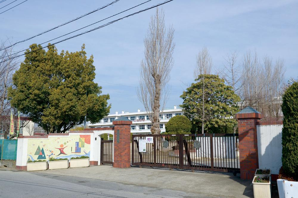 Primary school. Not only relieved to near 430m to Gaozhou elementary school, Educational environment that also has been enhanced to school care and children club. 