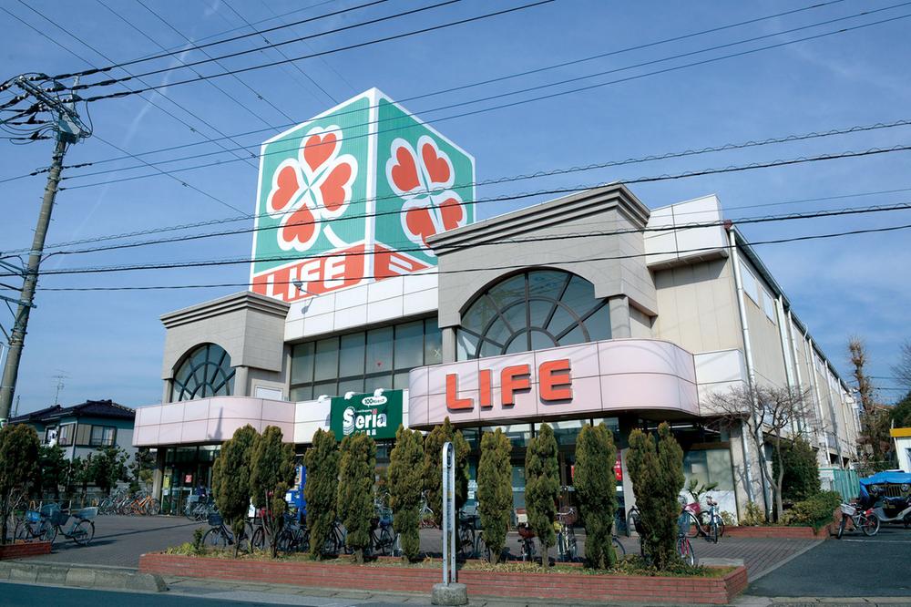 Supermarket. life Is a convenient supermarket aligned from 720m fresh food to Misato Gaozhou store up to daily necessities. On the second floor also offers 100 yen shop. 