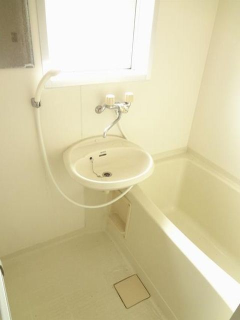 Bath. Clean bathroom of white keynote. Let's clean sweat