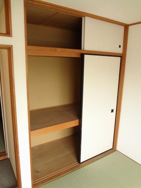 Living and room. Closet of the upper closet with. There is storage capacity than the closet