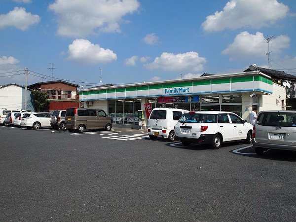 Convenience store. 950m to Family Mart (convenience store)