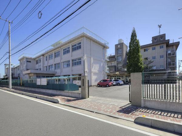 Junior high school. Misato City Tatsukita until junior high school 320m