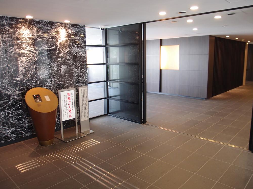 Entrance. Common areas