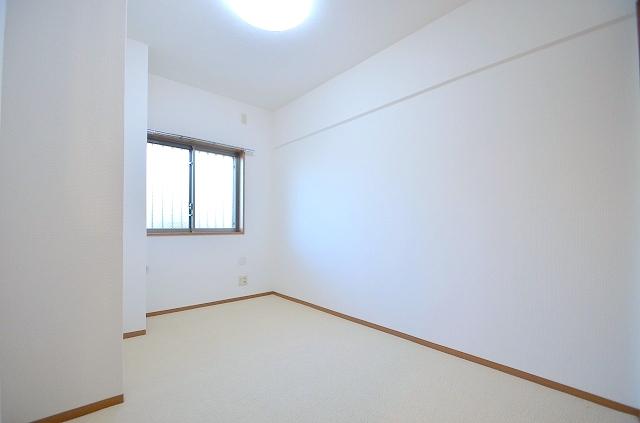 Non-living room. ~ The room other than the living ~