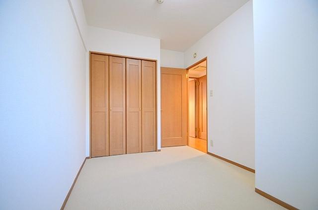 Non-living room. ~ The room other than the living ~