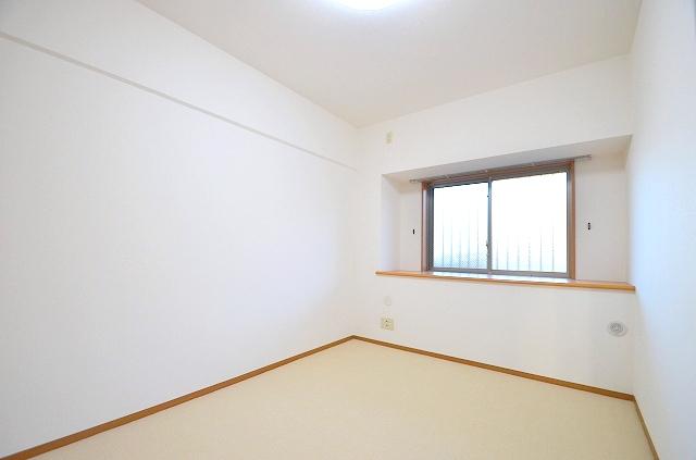 Non-living room. ~ The room other than the living ~