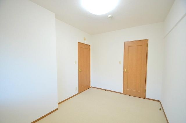 Non-living room. ~ The room other than the living ~