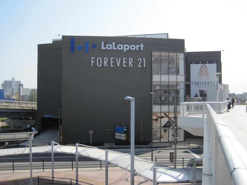 Shopping centre. FOREVER based in 480m Los Angeles to 21 LaLaport Shinmisato shop, Fast Fashion store chain