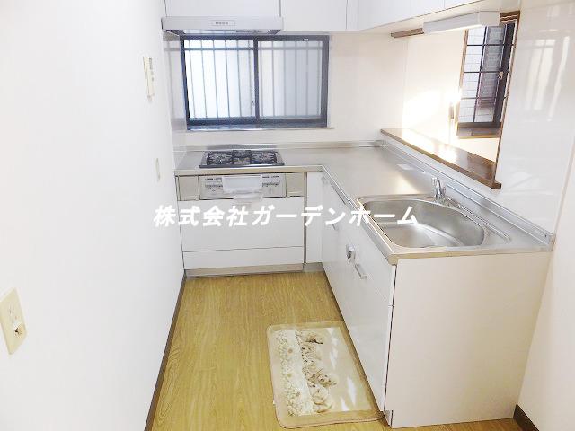 Kitchen. Easy-to-use L-shaped counter kitchen is attractive !!