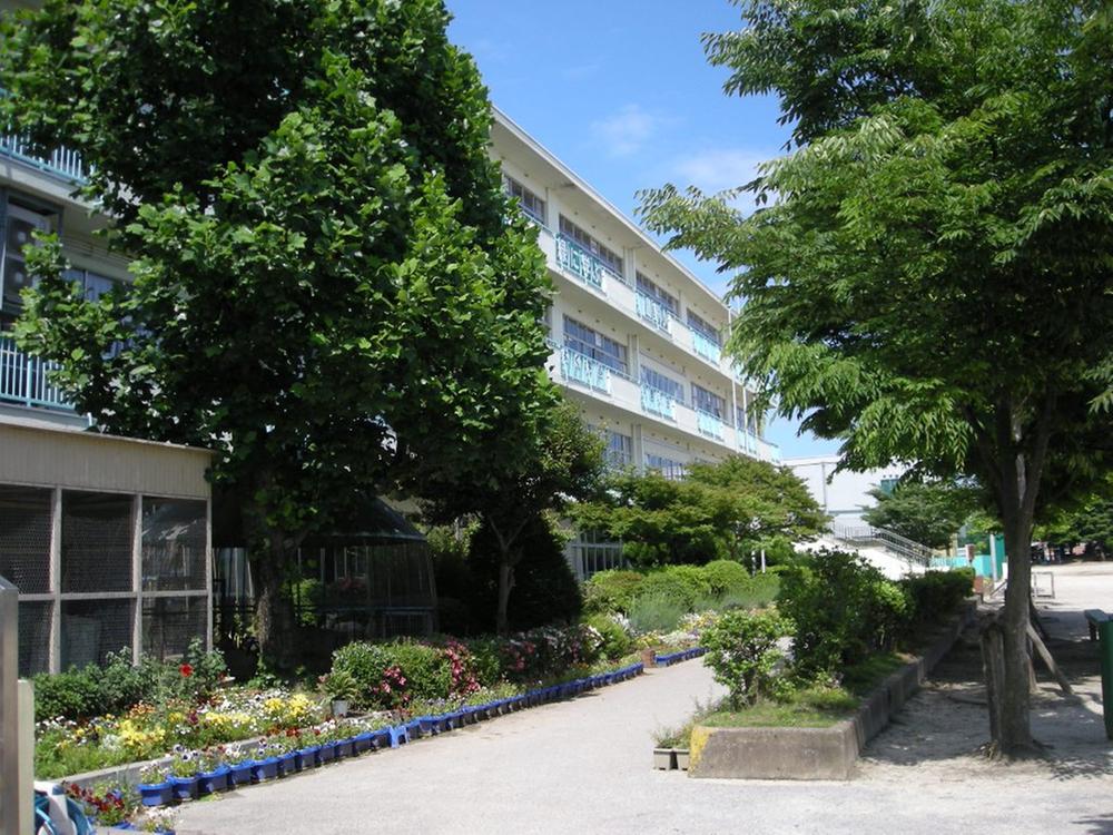 Primary school. Misato Municipal Takano to elementary school 690m