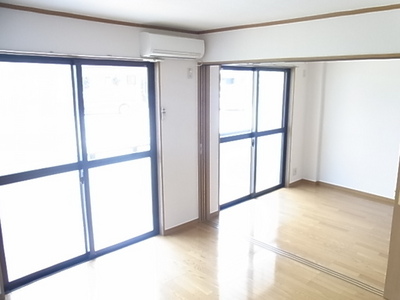 Living and room. It is a bright south-facing Western-style. 