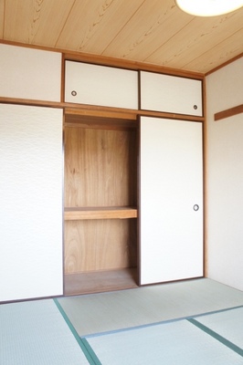Living and room. Armoire, Storage enhancement of Japanese-style room has upper closet