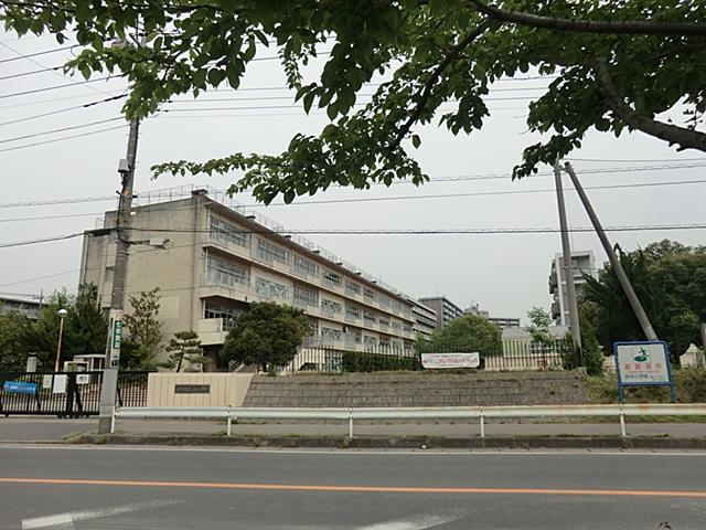 Primary school. Misato Municipal Hikoito to elementary school 437m