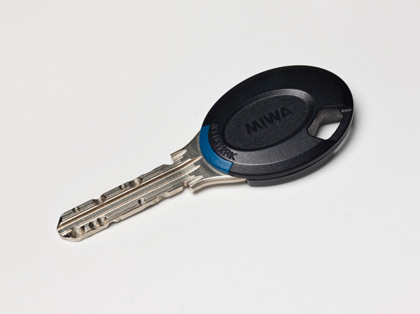 Security.  [Non-touch dimple key] Was it difficult to illegal copying by about 100 billion kinds of key pattern. Equipped with a non-touch key function, This opens the door just by waving to the leader in shared entrance. (Same specifications)