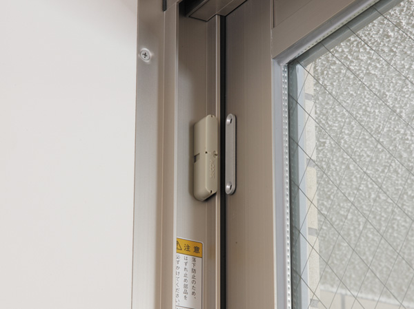 Security.  [Security sensors] Installing the security sensors at the entrance door and all of the opening and closing windows. Abnormal time will be automatically reported to the security company through a management company with alarm. (Same specifications)