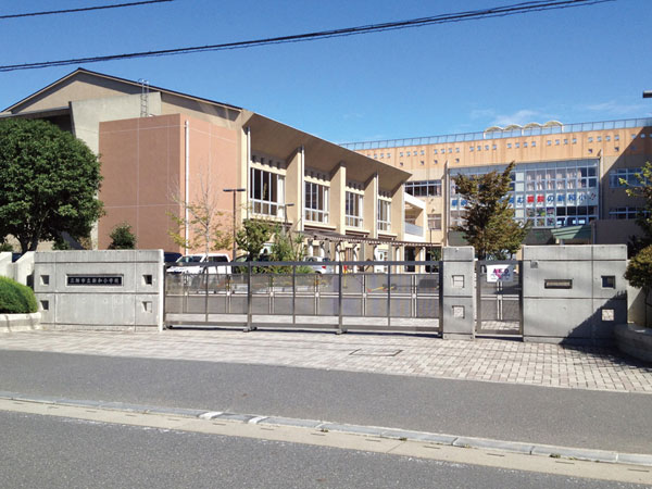 Surrounding environment. Municipal Shinwa elementary school (a 9-minute walk / About 660m)