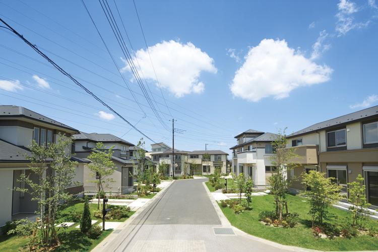 Local appearance photo. Airy Big Town shine in blue sky. About 5 in the development road ~ Ensure the room of 6m. Wide with green grass garden, Site 200 sq m over the rooftops is a masterpiece. Security is also safe in the enhancement (local streets, May 2013 shooting)