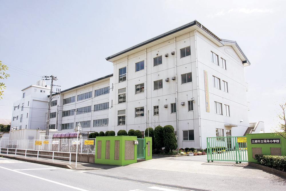 Primary school. Municipal Mizuki 830m local peripheral to elementary school, Convenient large-scale commercial facilities to colorfully trimmed favorable environment from education facilities attend in walking distance. It can be said that the livable location. 