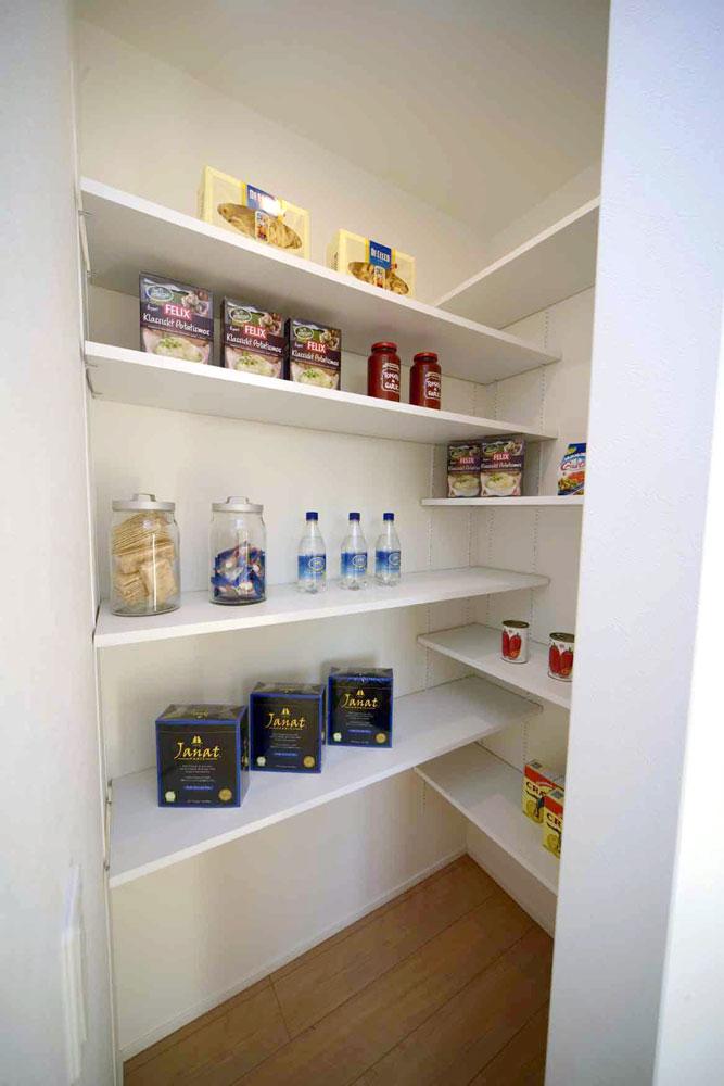 Same specifications photo (kitchen). Pantry of storage space that can put a weekend of shopping and a large amount of luggage. 