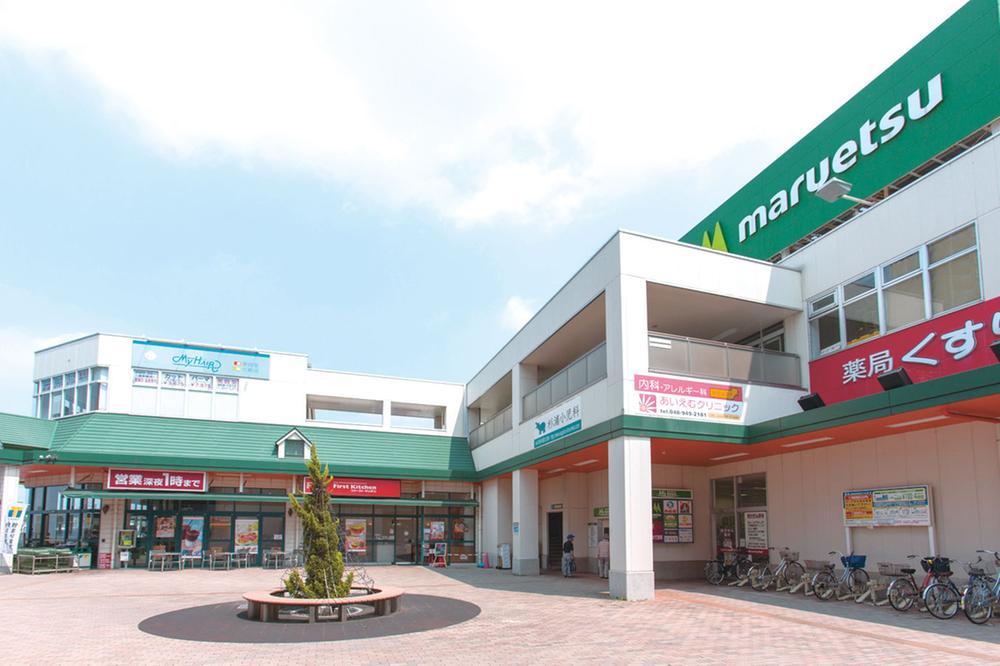 Shopping centre. M's Town Misato to the center 960m