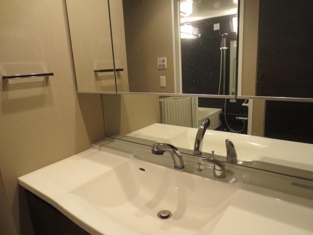 Wash basin, toilet. Indoor (11 May 2013) Shooting