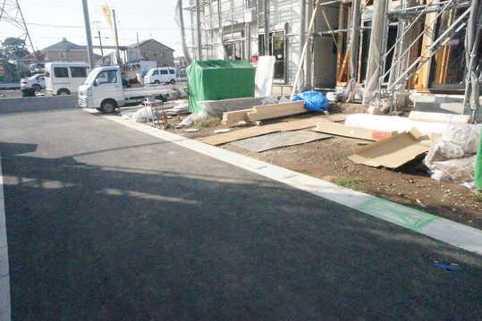 Local photos, including front road. Frontal road