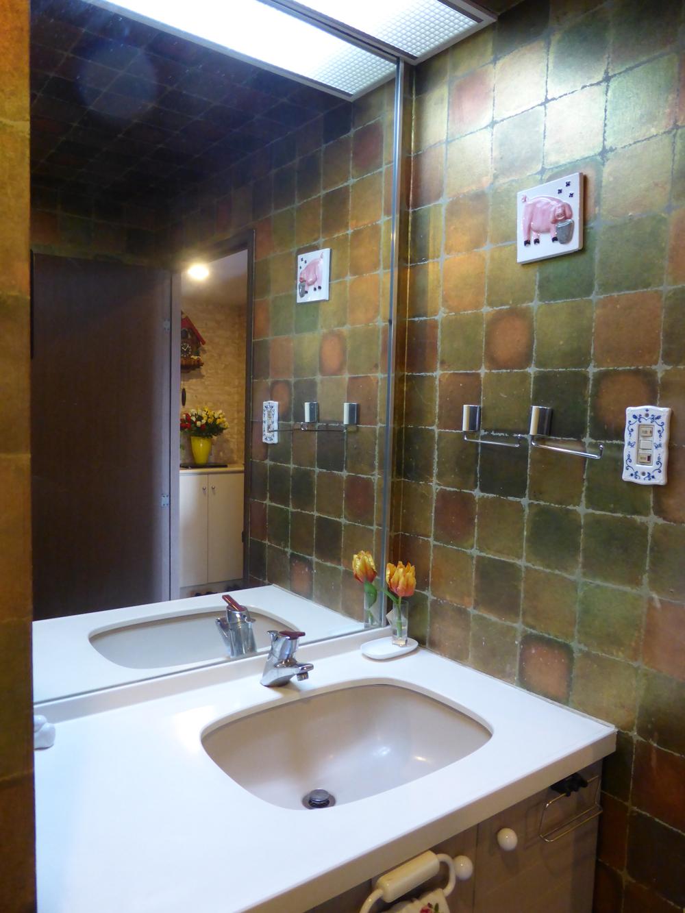 Wash basin, toilet. Indoor (12 May 2013) Shooting